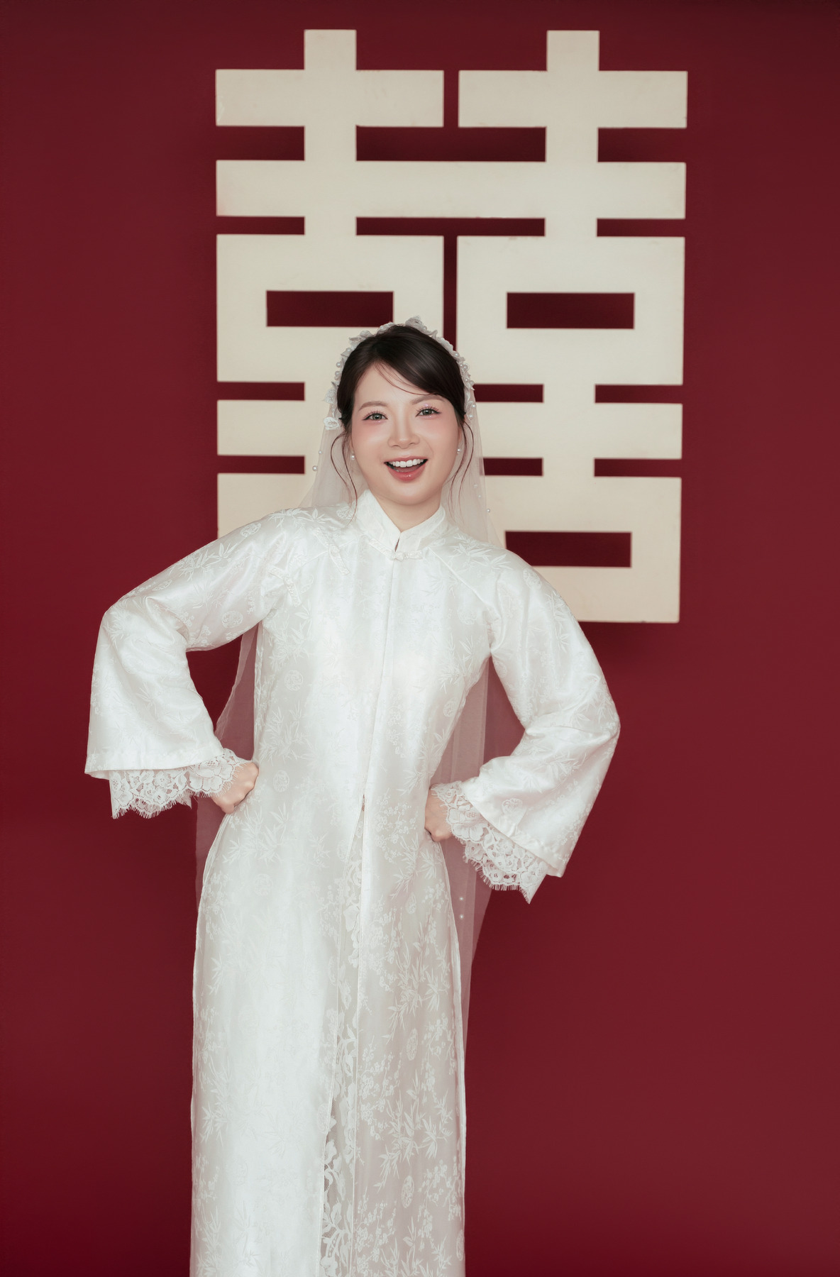 Thu Phương trong áo dài cưới